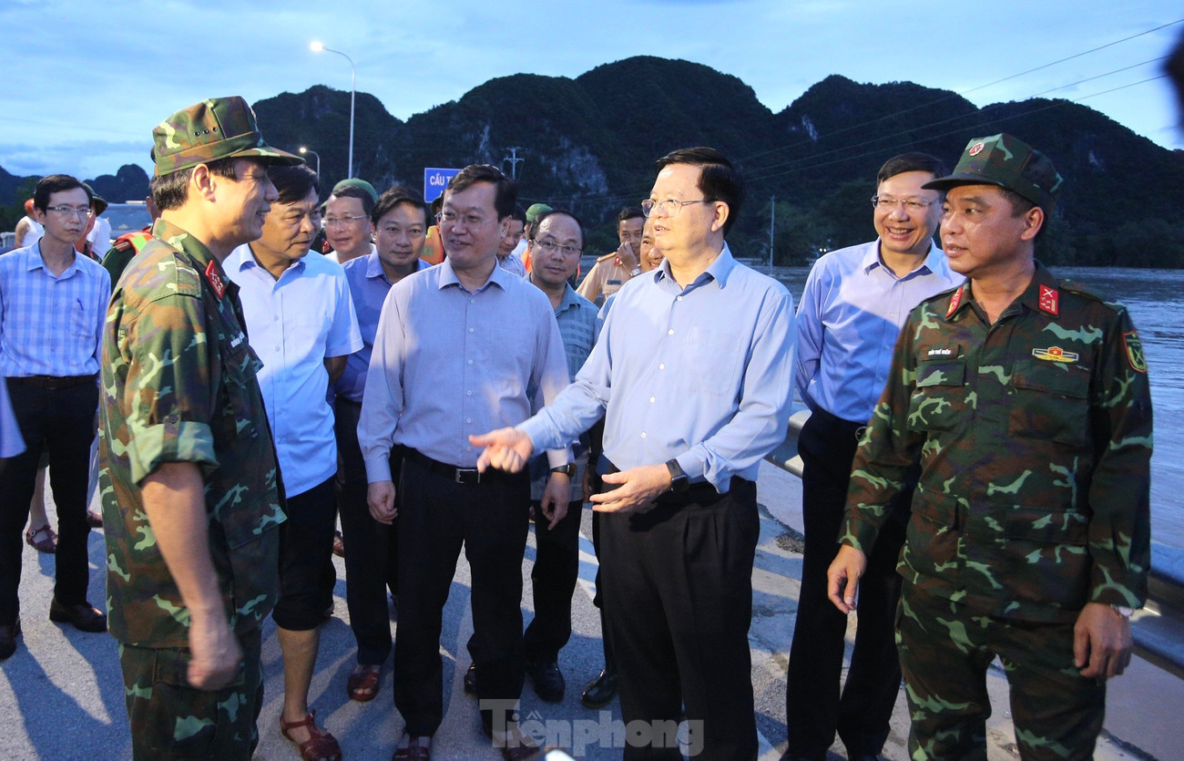 Phó Thủ tướng Chính phủ Mai Văn Chính động viên lực lượng vũ trang địa phương trong công tác hỗ trợ người dân ứng phó, khắc phục hậu quả mưa lũ. tp-ll.jpg