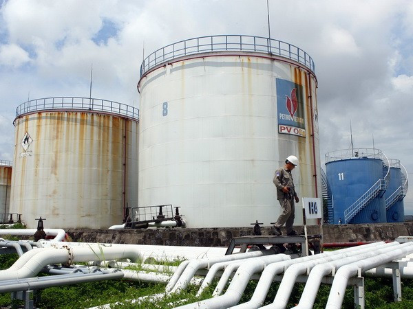 Việc triển khai xăng E10 đòi hỏi đầu tư về hạ tầng, công nghệ, bồn chứa chuyên dụng. xangsinhhoc141117.jpg