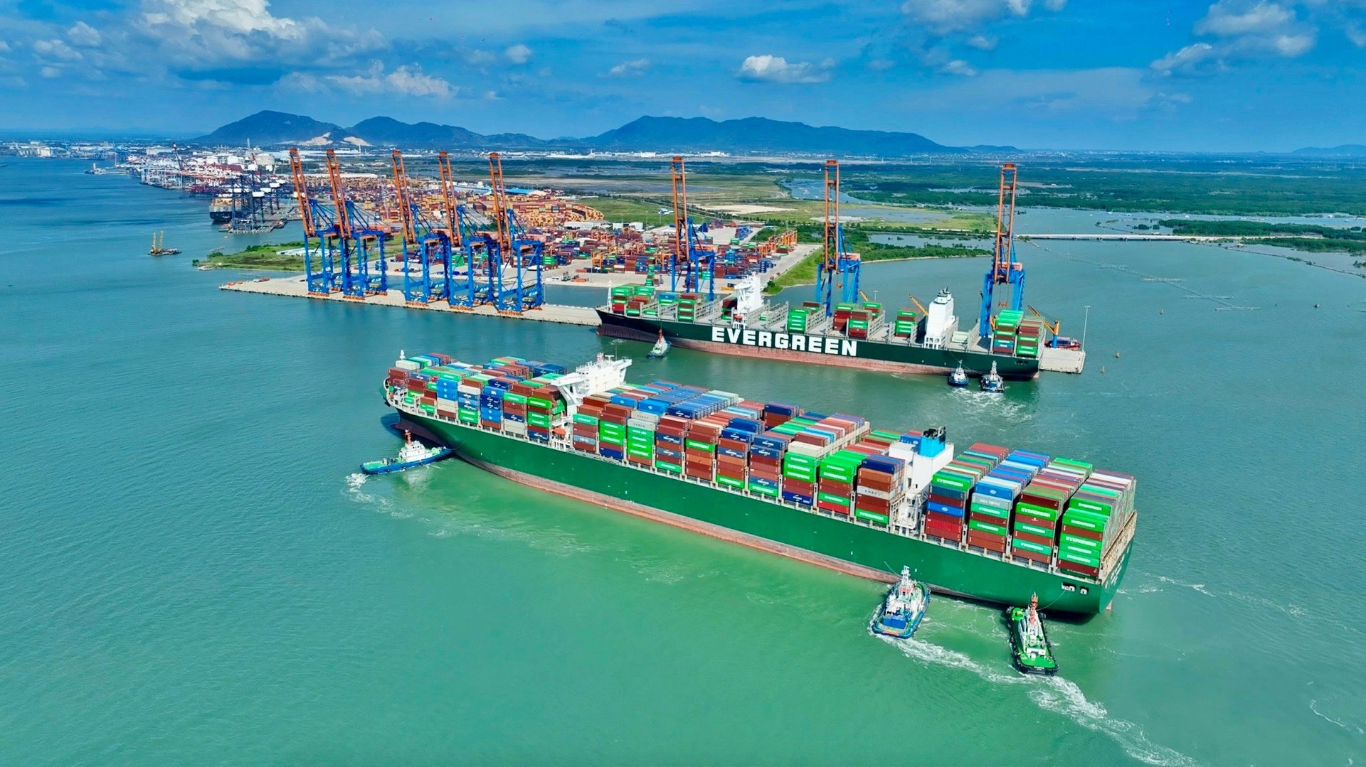 Cụm cảng nước sâu lớn và hiện đại nhất Việt Nam ghi mốc kỷ lục mới- Ảnh 5. Cụm cảng nước sâu lớn và hiện đại nhất Việt Nam ghi mốc kỷ lục mới- Ảnh 5.