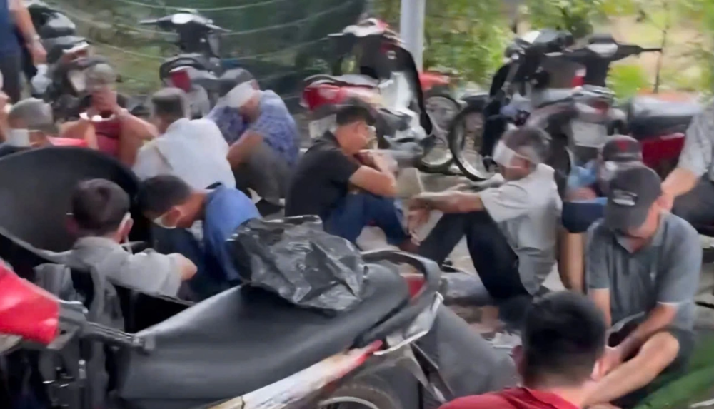 Đột kích nhà Nguyễn Văn Mạng, bắt 54 người, tịch thu hơn 200 triệu đồng tiền mặt và 49 điện thoại di động - ảnh 1