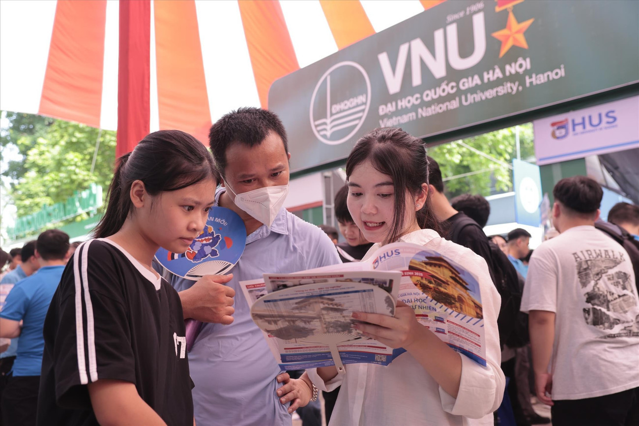 Thí sinh tìm hiểu thông tin đăng kí nguyện vọng tuyển sinh ĐH năm 2025. Ảnh: NHƯ Ý 1-2.jpg