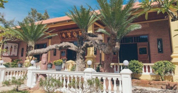 Biệt phủ báo hiếu mẹ của ‘đại gia kim cương’: Rộng đến 10.000m2, đẹp như phim cổ trang