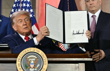 Bỏ kiểm duyệt, dồn tổng lực, siết Trung Quốc: Ông Trump ký loạt sắc lệnh quyết đưa Mỹ dẫn đầu thế giới về AI