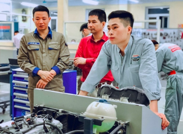 Cấm xe xăng từ 2026, sinh viên e ngại một ngành học vì sợ thất nghiệp