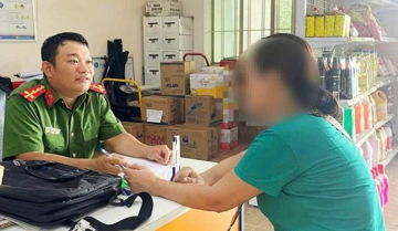 Chị N. đến bưu điện chuyển 60 triệu để nhận quà từ 'Việt kiều Mỹ', ít phút sau công an ập tới