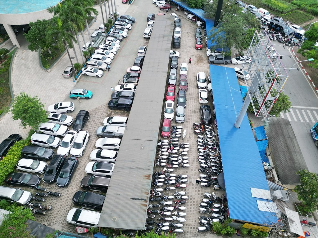 Với diện tích đỗ được hàng hàng trăm ô tô, xe máy và có thể bố trí thêm các trạm sạc dành cho xe điện, bãi xe ở khu đất trống tại nút giao Xã Đàn - Giải Phóng (trước trụ sở Tổng Công ty Hàng hải Việt Nam) được đánh giá là bãi xe có quy mô lớn nhất. 1.jpg