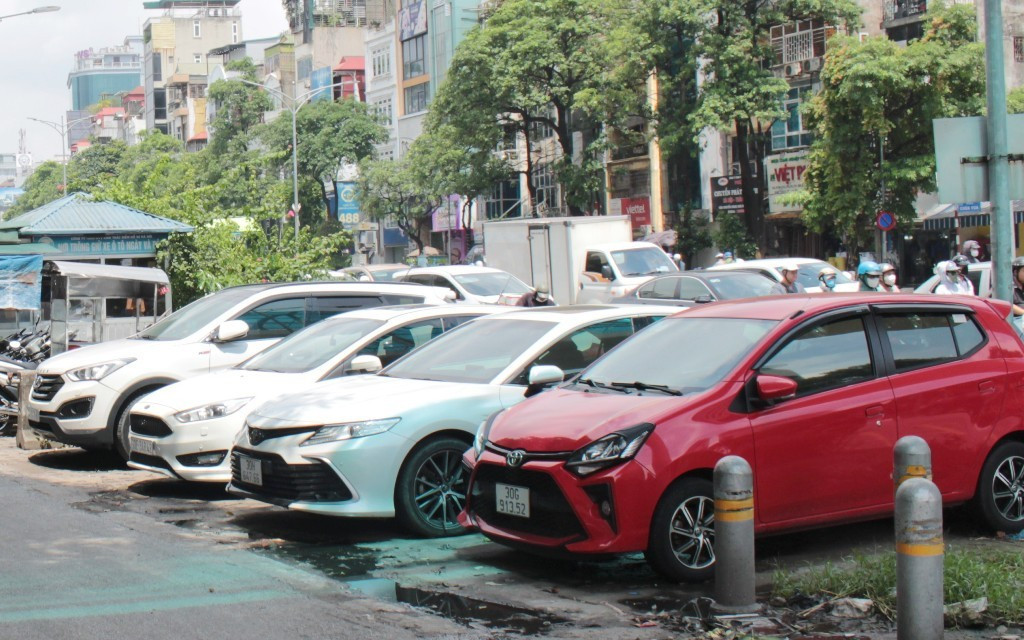 Bãi xe thứ 3 là khu đất trống từ số nhà 621 - 768 đường Đê La Thành. Hiện bãi xe này cũng đủ điều kiện để trông ô tô, xe máy và có thể lắp trạm, trụ sạc cho xe điện. 5.jpg