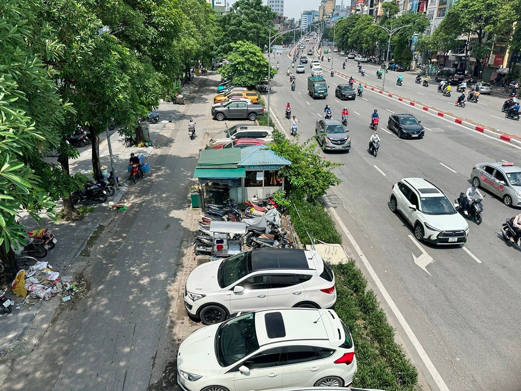 Hiện tại đây cũng đang là bãi trông xe do Cty Khai TNHH MTV Khai thác điểm đỗ xe Hà Nội khai thác, quản lý; bãi xe này cũng đủ điều kiện để lắp thêm các trạm, trụ sạc xe điện phục vụ người dân. 4.jpg