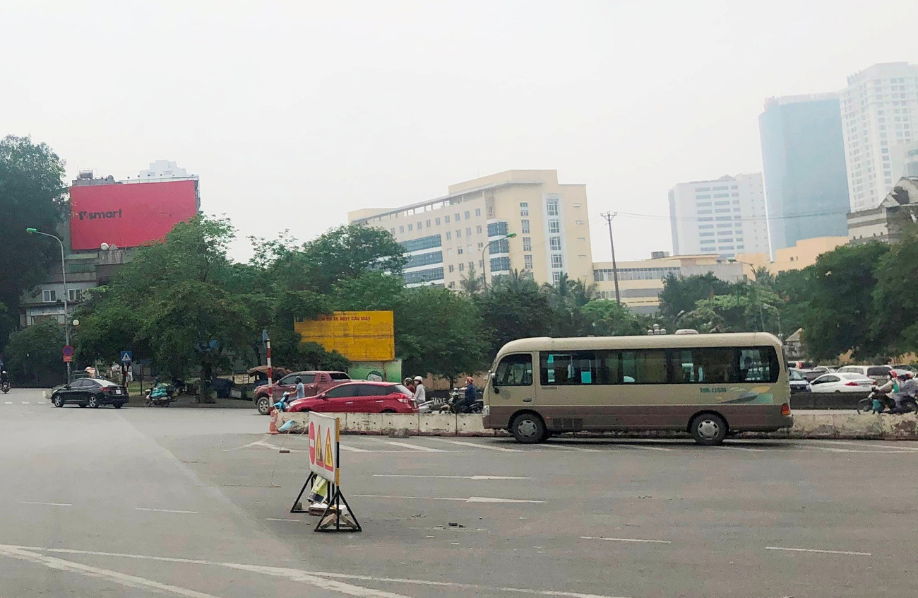 Bãi xe thứ 4 được khảo sát là khu đất trống tại nút giao đường Đê La Thành (vành đai 1) - Kim Mã - Cầu Giấy theo chiều Cầu Giấy - Đê La Thành. 6-3039.jpg