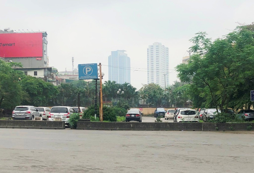 Hiện vị trí này cũng đang là bãi trông xe được cấp phép, đủ điều kiện để vừa tổ chức làm bãi xe ô tô, xe máy vừa có thể lắp đặt thêm trạm, trụ sạc để phục vụ người dân khi cấm xe máy xăng từ vành đai 1. 7a.jpg