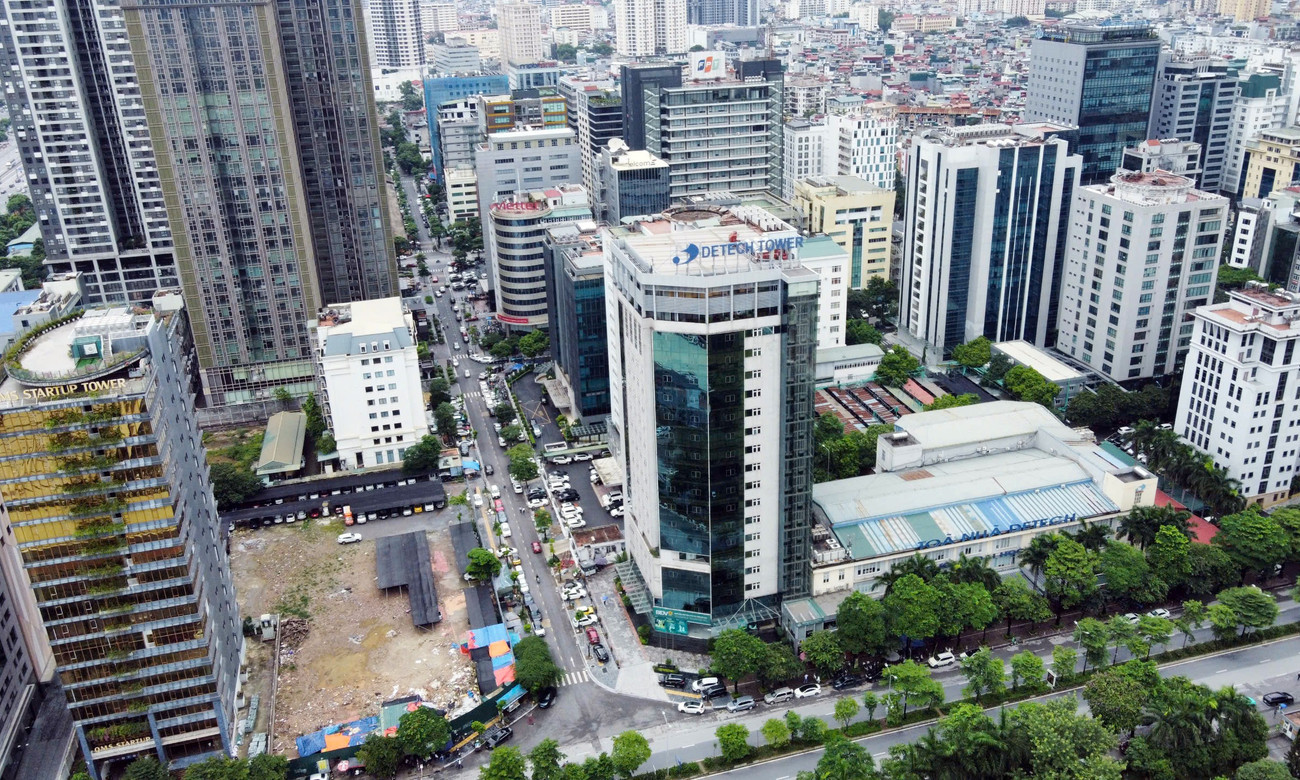Công ty cổ phần hỗ trợ Phát triển công nghệ Detech thành lập năm 1991 có trụ sở tại số 8 Tôn Thất Thuyết, được biết đến là một tập đoàn đa ngành. Riêng với lĩnh vực bất động sản cho thuê tại Hà Nội, doanh nghiệp này đã xây dựng hai dự án trên đường Tôn Thất Thuyết (Detech Building và Detech Tower I) gần ngay lô đất D14 nói trên và một dự án trên phố Nguyễn Phong Sắc (Detech Tower II)… du-an-cao-oc-detech12.jpg