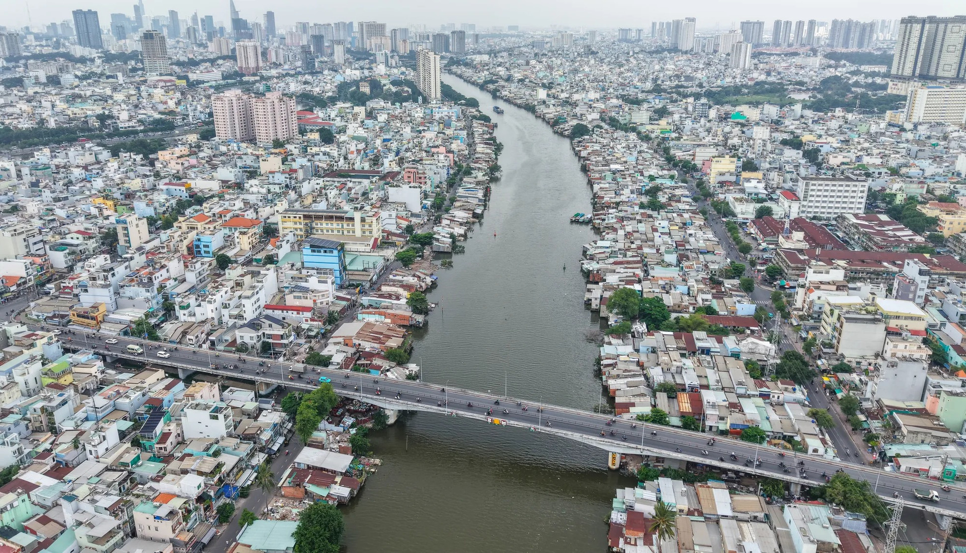 Hàng trăm người dân tại TP. HCM đồng loạt tháo dỡ nhà, nhường chỗ cho dự án 7.300 tỷ- Ảnh 1.