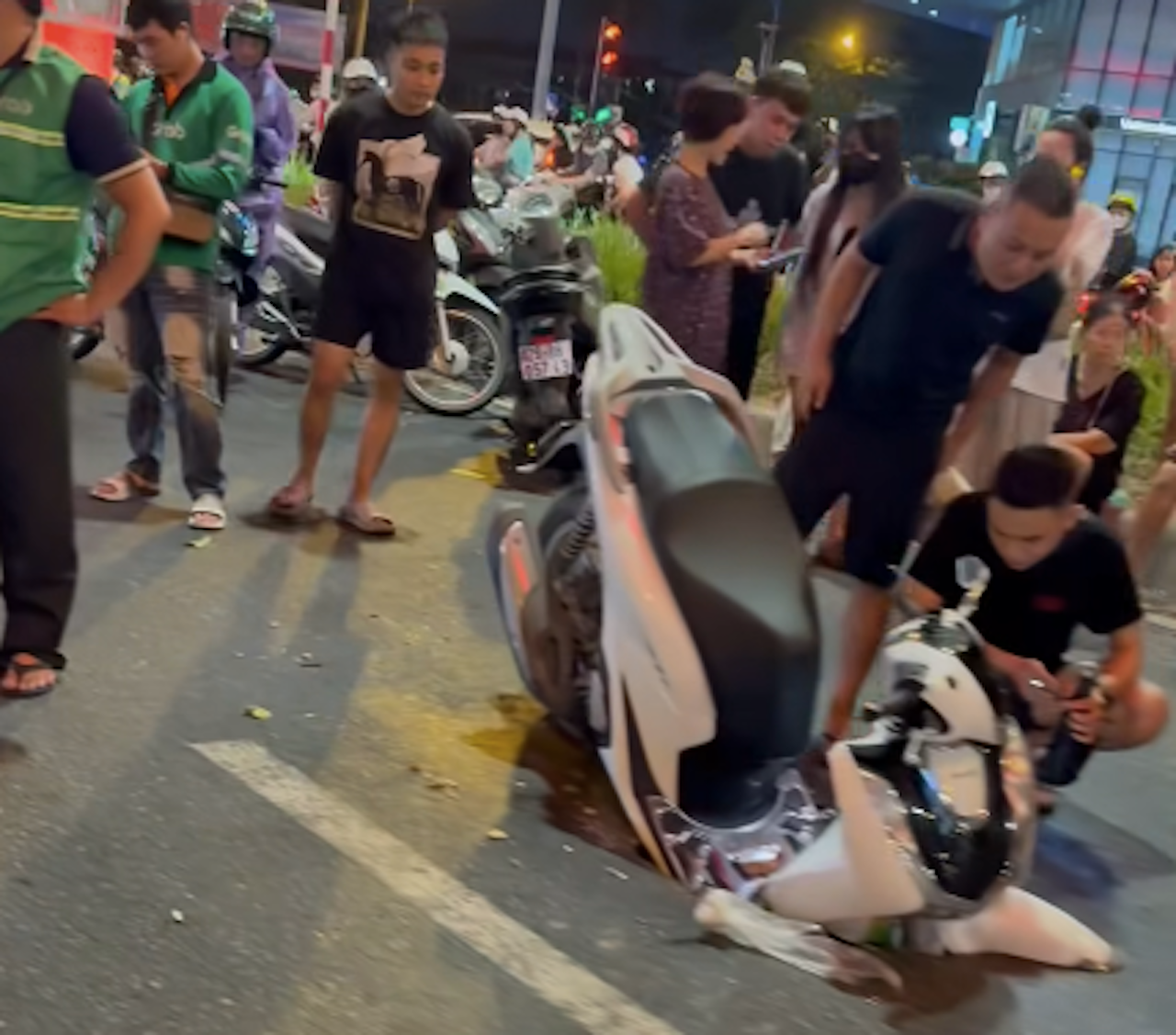 Xe máy đang lưu thông trên đường bất ngờ sụp hố ở Hà Nội. Ảnh: Chụp màn hình img-0330.png