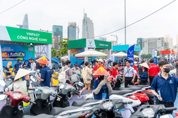 Người dân TP. HCM chen chân nhau xếp hàng 'đổi xe xăng lấy xe điện' tại VinFast Xanh Fest Icon
