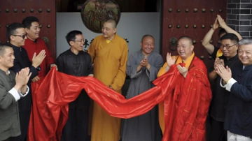 Sư trụ trì ngôi chùa nổi tiếng nhất Trung Quốc bị điều tra