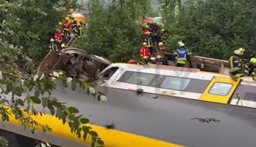 Toa tàu lao khỏi đường ray, tàu chở 100 hành khách bất ngờ trật bánh, ghi nhận nhiều thương vong
