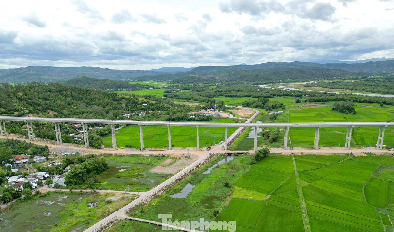 Theo đơn vị chủ đầu tư, cầu Kỳ Lộ có tổng chiều dài 1.873 m, bề rộng 17,5 m. Tổng bề rộng mặt cắt ngang cầu là 17,5 m, gồm một đơn nguyên cầu nằm bên phải tuyến. Mặt cắt ngang cầu giai đoạn 1 gồm 4 làn cơ giới mỗi làn rộng 3,5 m, dải phân cách giữa 0,5 m, dải an toàn giữa 2x0,5 m, dải an toàn bên 2x0,5 m, gờ lan can 2 bên 2x0,5 m. tp-d1.jpg