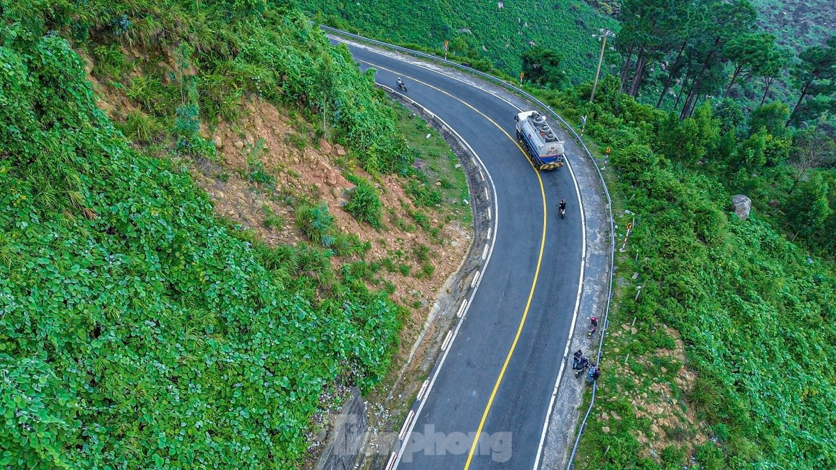 Trên các cung đường núi đá, lái xe cần chú ý đến rung động của mặt đường và những tiếng động lớn. satlohaivan-19-4993-2375.jpg