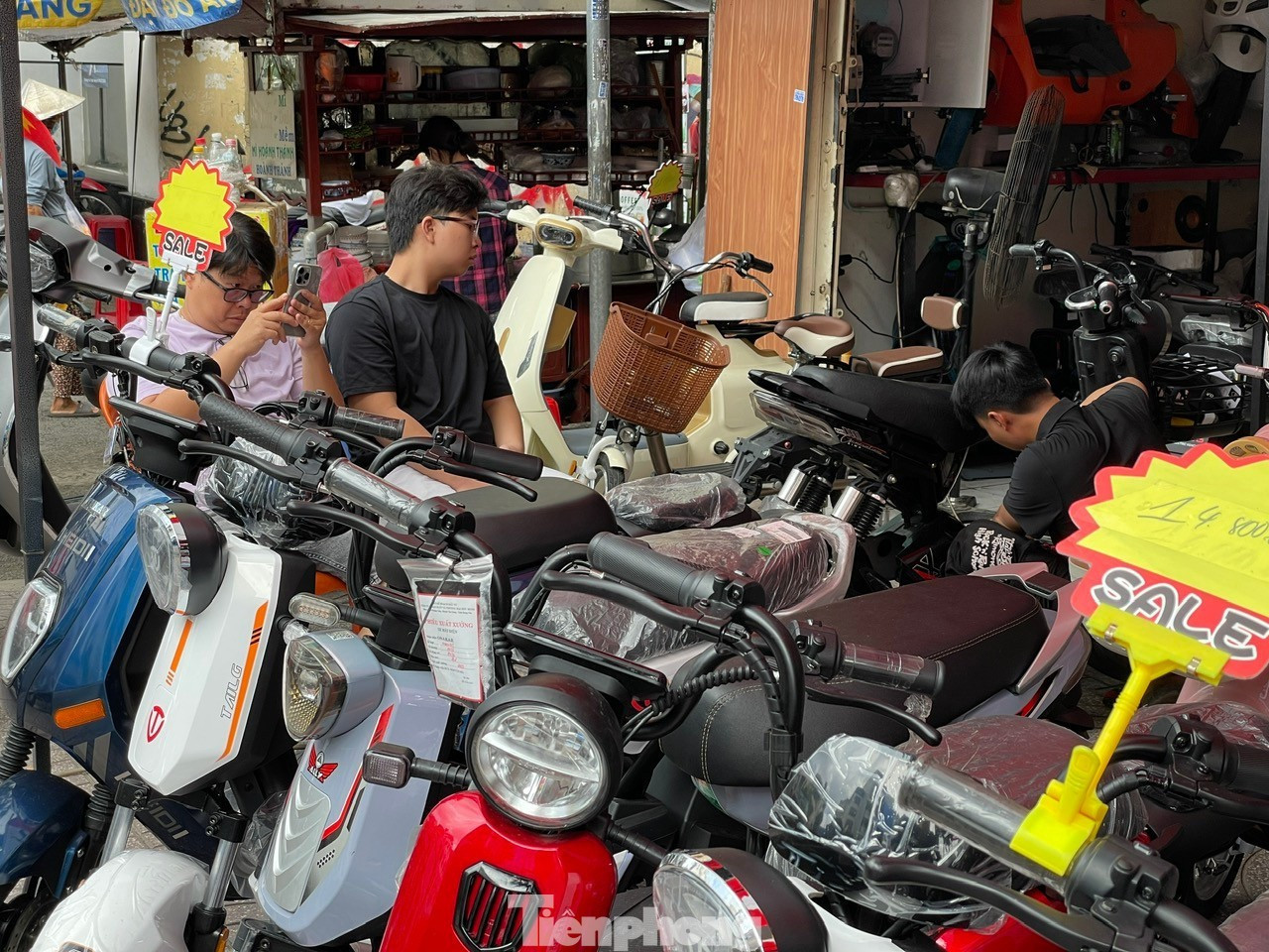 Thị trường xe điện tại TPHCM nhộn nhịp trong những ngày gần đây. Ảnh minh họa: Uyên Phương. xe-dien-uyen-phuong-12.jpg