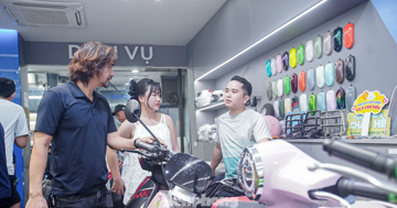 Người Hà Nội nườm nượp đi xem xe điện sau tin cấm xe xăng