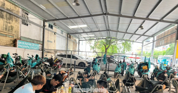 Nở rộ hàng quán kiêm trạm sạc xe điện ở TPHCM: Chỉ 15.000 đồng/lần sạc, ngủ võng mát lạnh