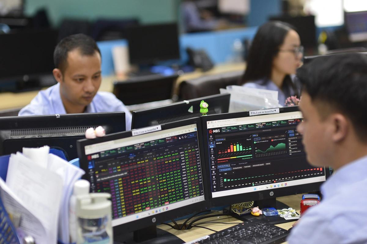 VN-Index vừa có phiên lao dốc hơn 64 điểm. ck 2.jpg