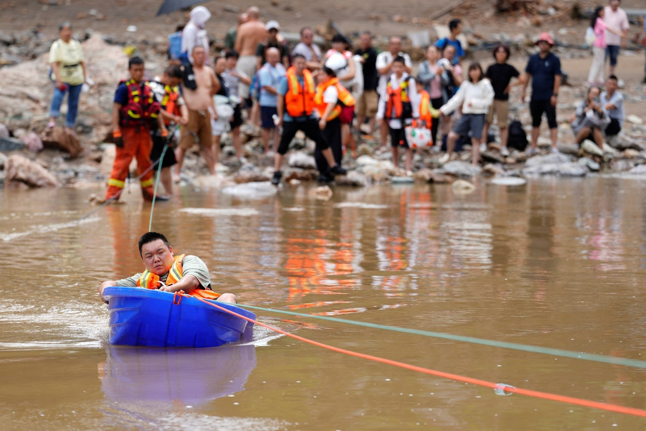 Người dân dùng thuyền nhựa vượt nước lũ ở Hoài Nhu. (Ảnh: Reuters) gkpovipmhziovbx53wb44wk3sq.jpg