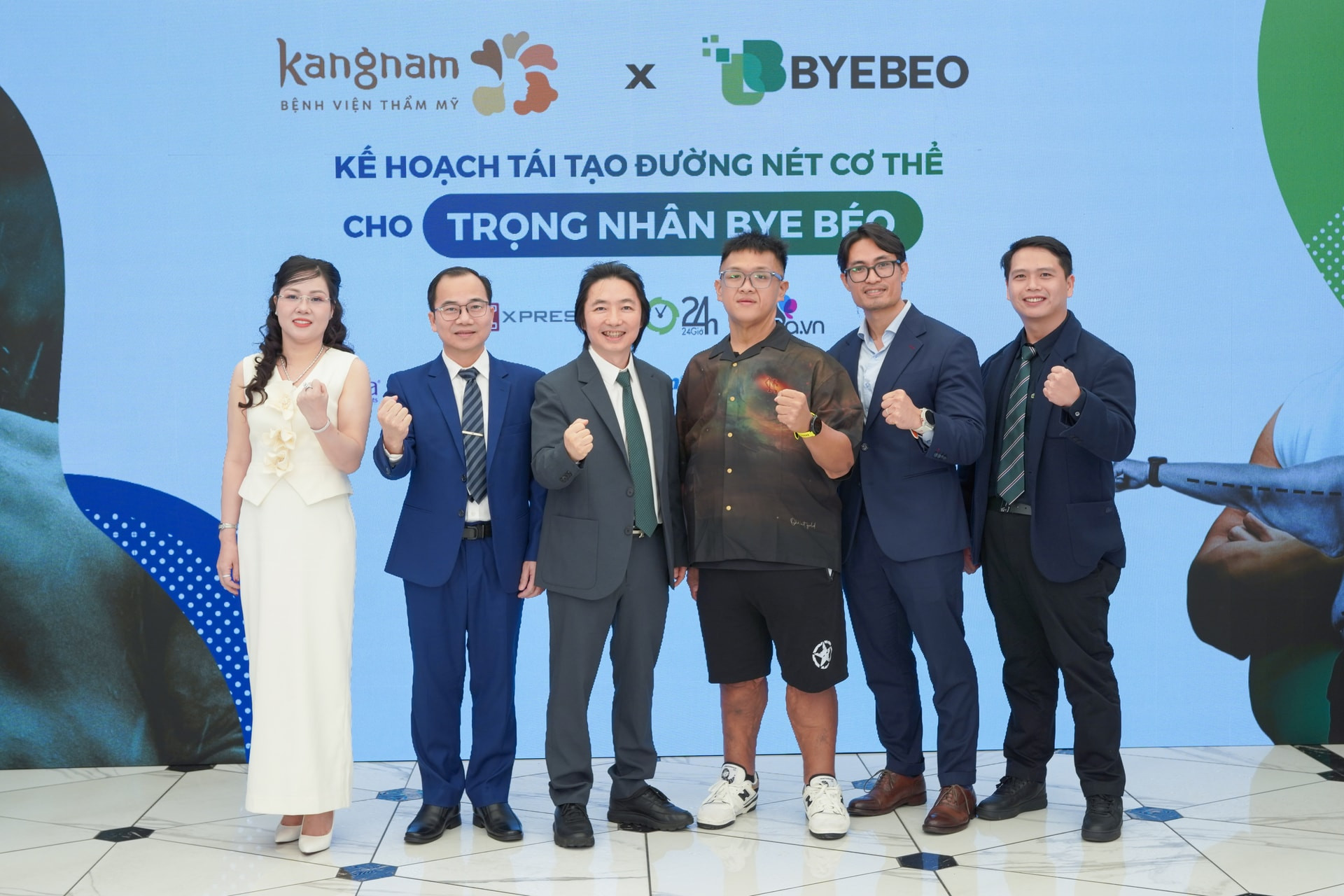 trong nhan chup anh cung ekip phau thuat cua minh