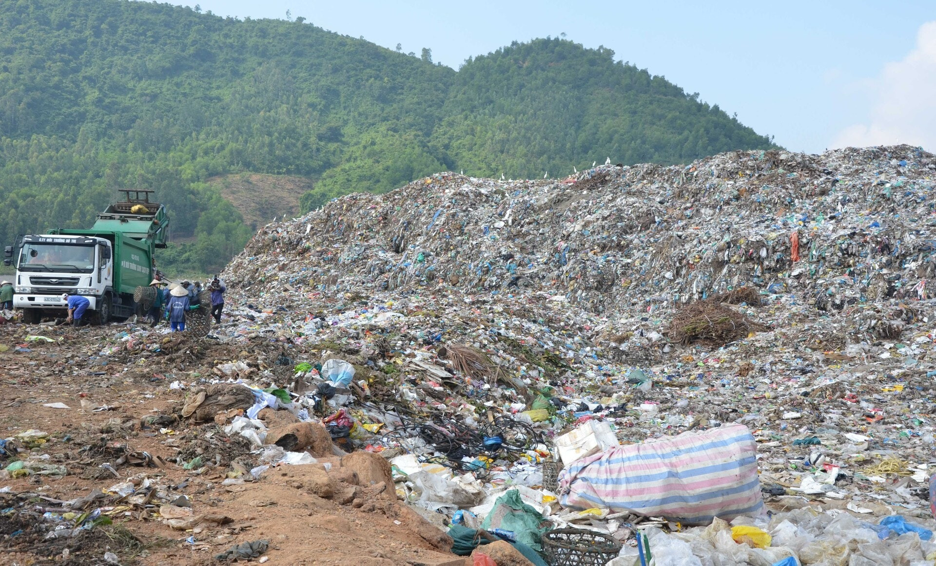 Khu liên hợp xử lý chất thải rắn Khánh Sơn. Nguồn ảnh: Báo Công Luận Khu liên hợp xử lý chất thải rắn Khánh Sơn. Nguồn ảnh: Báo Công Luận