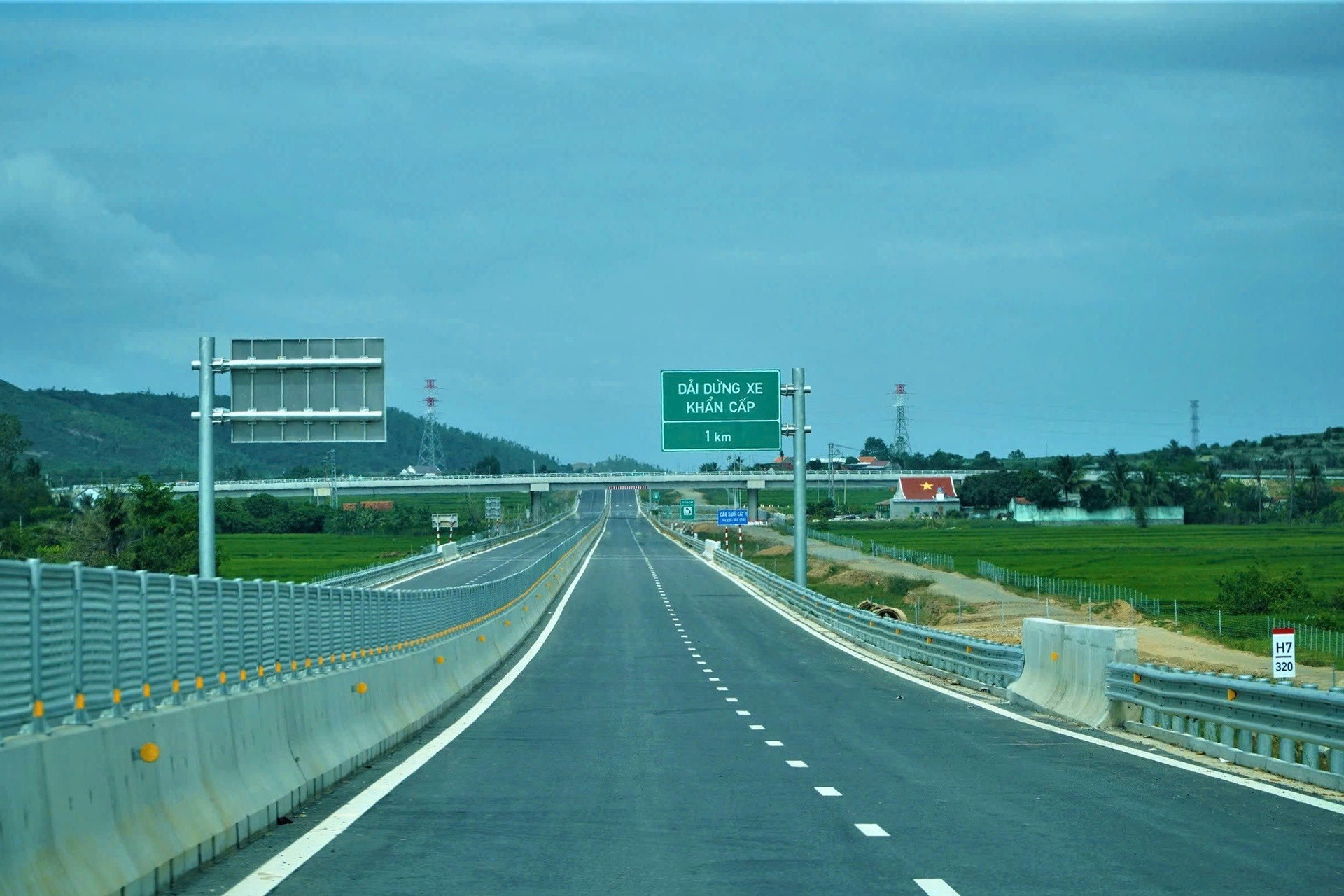 Đề xuất đầu tư hoàn chỉnh 679km trên 'trục xương sống' giao thông Việt Nam, Sơn Hải cam kết sẽ chịu chi phí và rủi ro nếu không được chấp thuận- Ảnh 2. Đề xuất đầu tư hoàn chỉnh 679km trên 'trục xương sống' giao thông Việt Nam, Sơn Hải cam kết sẽ chịu chi phí và rủi ro nếu không được chấp thuận- Ảnh 2.