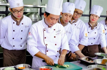 Ngành học độc quyền tại Việt Nam: Điểm chuẩn top đầu, thu nhập tới hàng trăm triệu/tháng