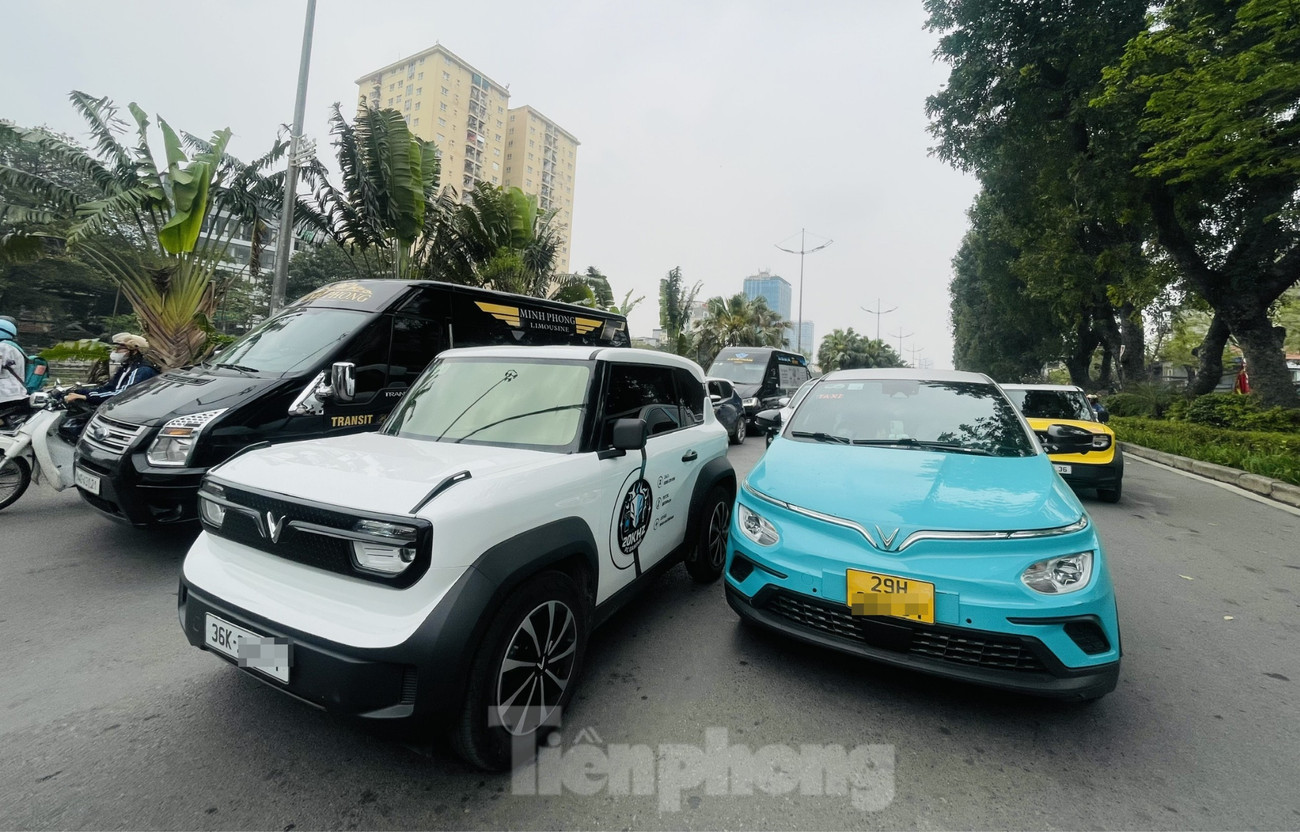 Ô tô điện trên đường phố Hà Nội. Ảnh: Lộc Liên. xe-dien-2709.jpg