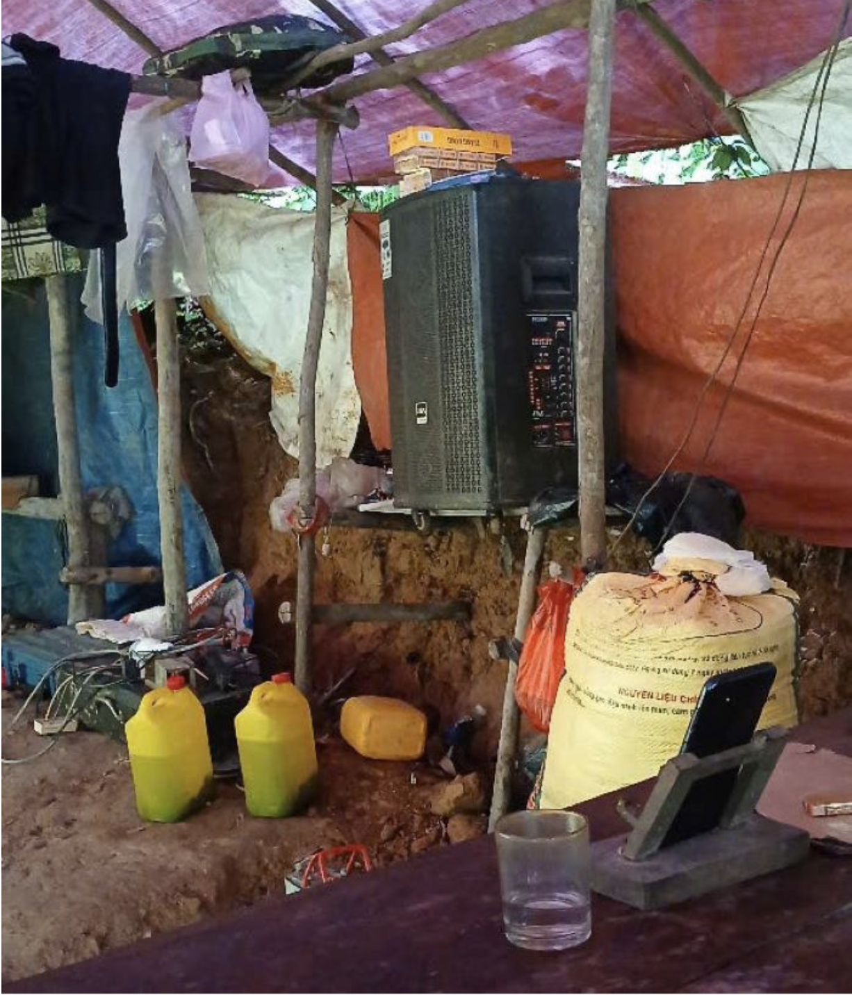 Một lán trại của vang-tac-trong-rung-phong-ho-ben-hai-7.png