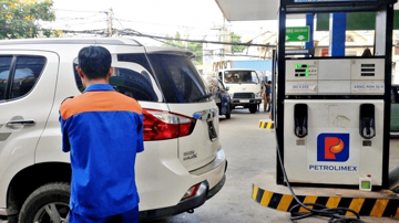Từ 1/8, sẽ thí điểm bán loại xăng mới ở TP. HCM: Giá rẻ hơn RON 95, thân thiện với môi trường, khách hàng lại có phản ứng