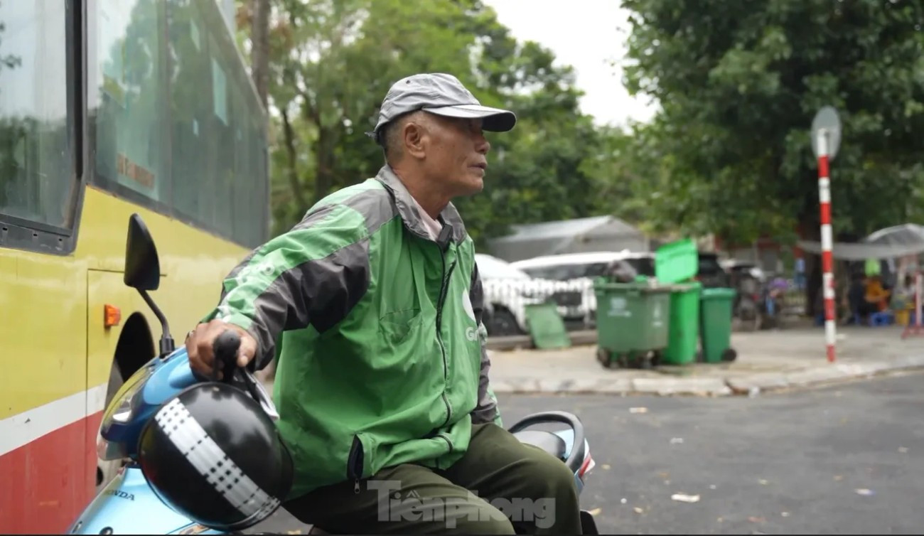 Việc chuyển đổi xe xăng sang xe điện phải triển khai đồng bộ, khoa học, phù hợp, tránh tác động và gây ảnh hưởng đến người dân và xã hội. Ảnh: Lộc Liên. de-xuat-ho-tro-nguoi-thu-nhap-thap-khi-kiem-dinh-khi-thai-xe-may-446-3482.jpg