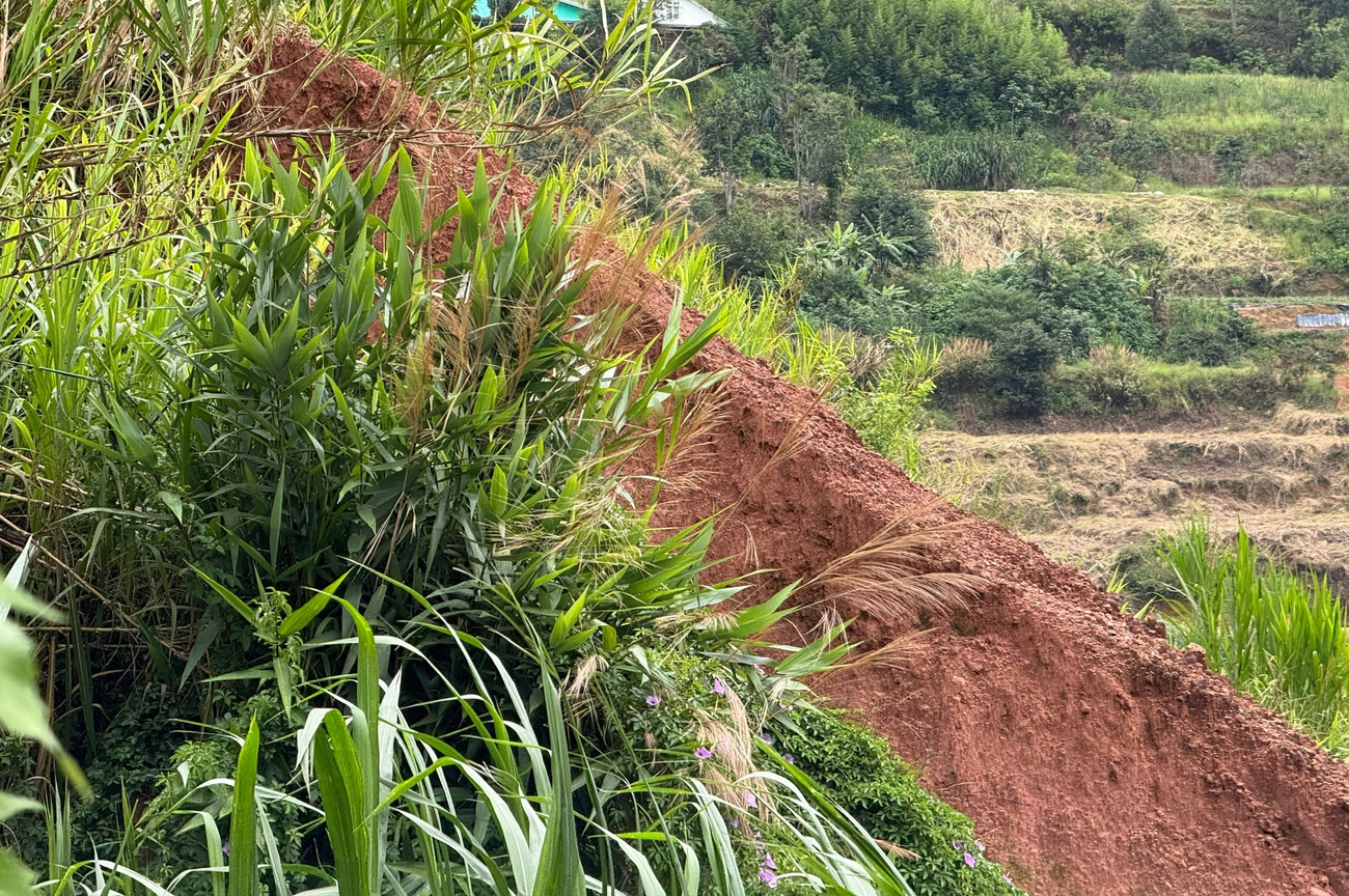 Tuy nhiên, trong quá trình công ty đưa máy móc vào san gạt mặt bằng, một số người dân ở hẻm đường Đặng Thái Thân đã làm đơn gửi cơ quan chức năng phản ánh việc thi công chưa bảo đảm an toàn, có nguy cơ gây sạt lở, thiệt hại tài sản của người dân. Ngay sau đó, UBND TP Đà Lạt (cũ) đã có văn bản yêu cầu công ty di dời toàn bộ máy móc, thiết bị ra khỏi khu vực; đồng thời có biện pháp thu gom nước mặt, nước thải tại khu vực dự án; thực hiện phủ bạt các bờ đất có nguy cơ sạt trượt đất… để đảm bảo ổn định, an toàn và chống sạt lở đất. z6856253585770-7dffb12407719a9c8be0255cadc3e8dc.jpg