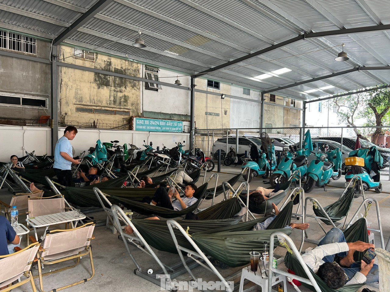 Mô hình sạc xe kiêm dịch vụ ăn uống, nghỉ ngơi nở rộ tại TPHCM tp-tram-sac-uyen-phuong-12.jpg