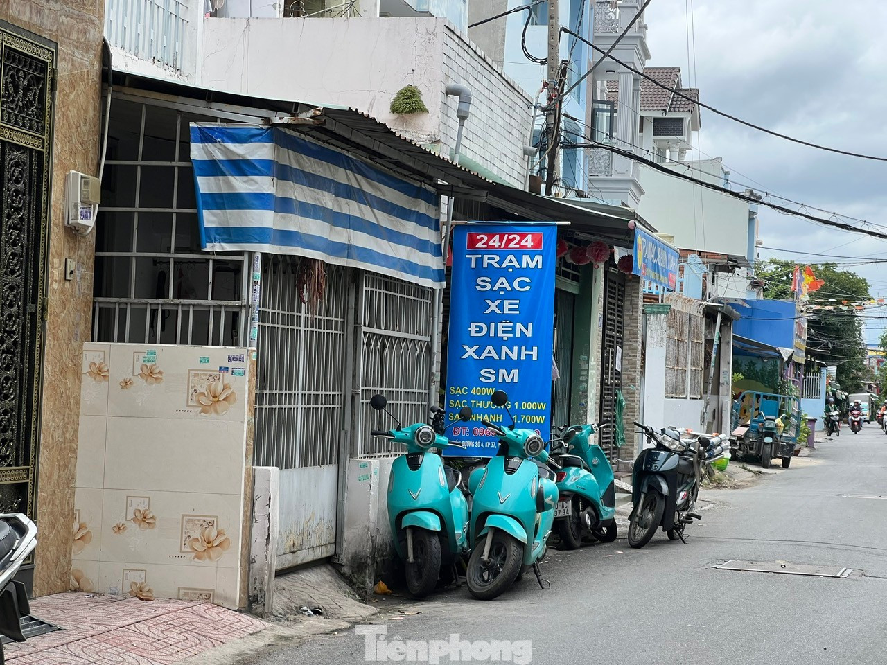 Tuy nhiên mô hình này đang được mở tự phát, chưa có các quy định, quy chuẩn của cơ quan chức năng nên vẫn tiềm ẩn rủi ro cháy nổ rất cao nếu nguồn điện quá tải tp-tram-sac-uyen-phuong-2.jpg