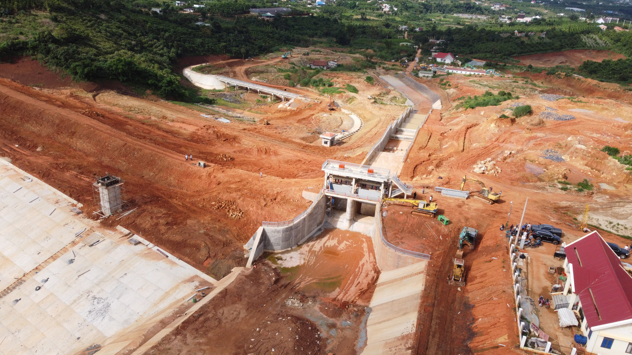 Đến ngày tháng 8/2024, UBND huyện Lâm Hà thông tin đã ban hành 2 quyết định xử phạt vi phạm hành chính liên quan đến các vi phạm tại dự án hồ chứa nước Đông Thanh. dji-0364.jpg