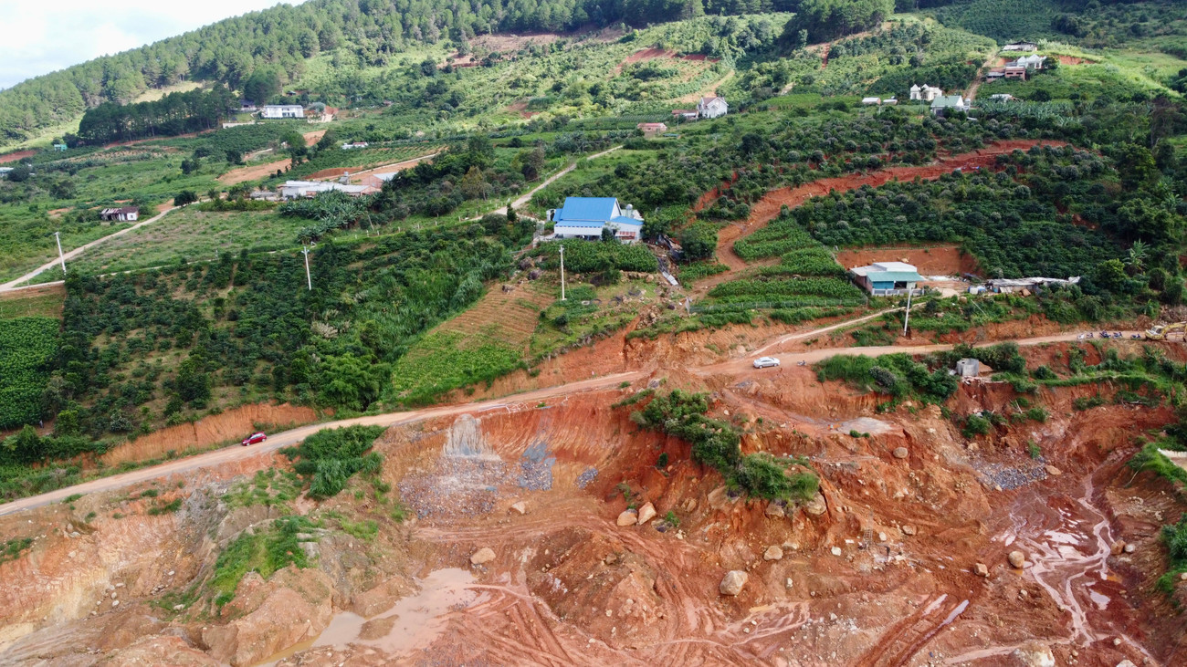 Đến giữa năm 2023, dự án xảy ra sự cố sạt trượt, sụt lún đất ở khu vực gần một số công trình. Cụ thể: Tại khu vực sườn đồi vai phải đập, sát với khu vực thi công xây dựng hồ xuất hiện một số vết nứt có chiều rộng từ 20-30cm, ngang qua khu vực sản xuất và sinh sống của một số hộ. dji-0380.jpg