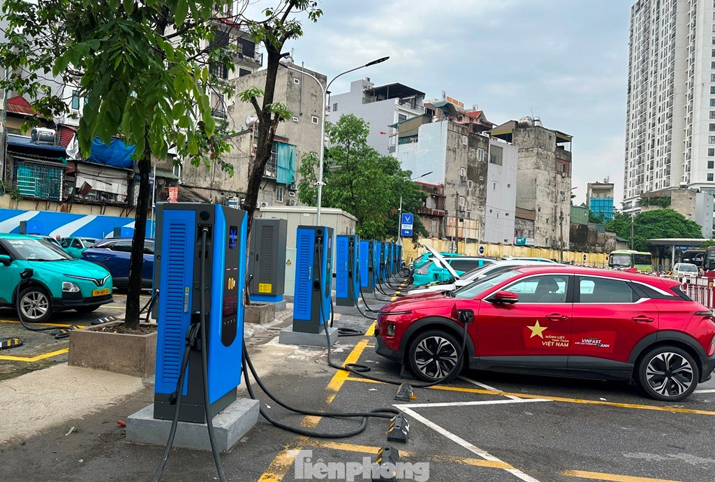 Hệ thống trạm sạc cho ô tô điện được lắp đặt và đưa vào sử dụng tại bến xe Giáp Bát. tp-1.jpg