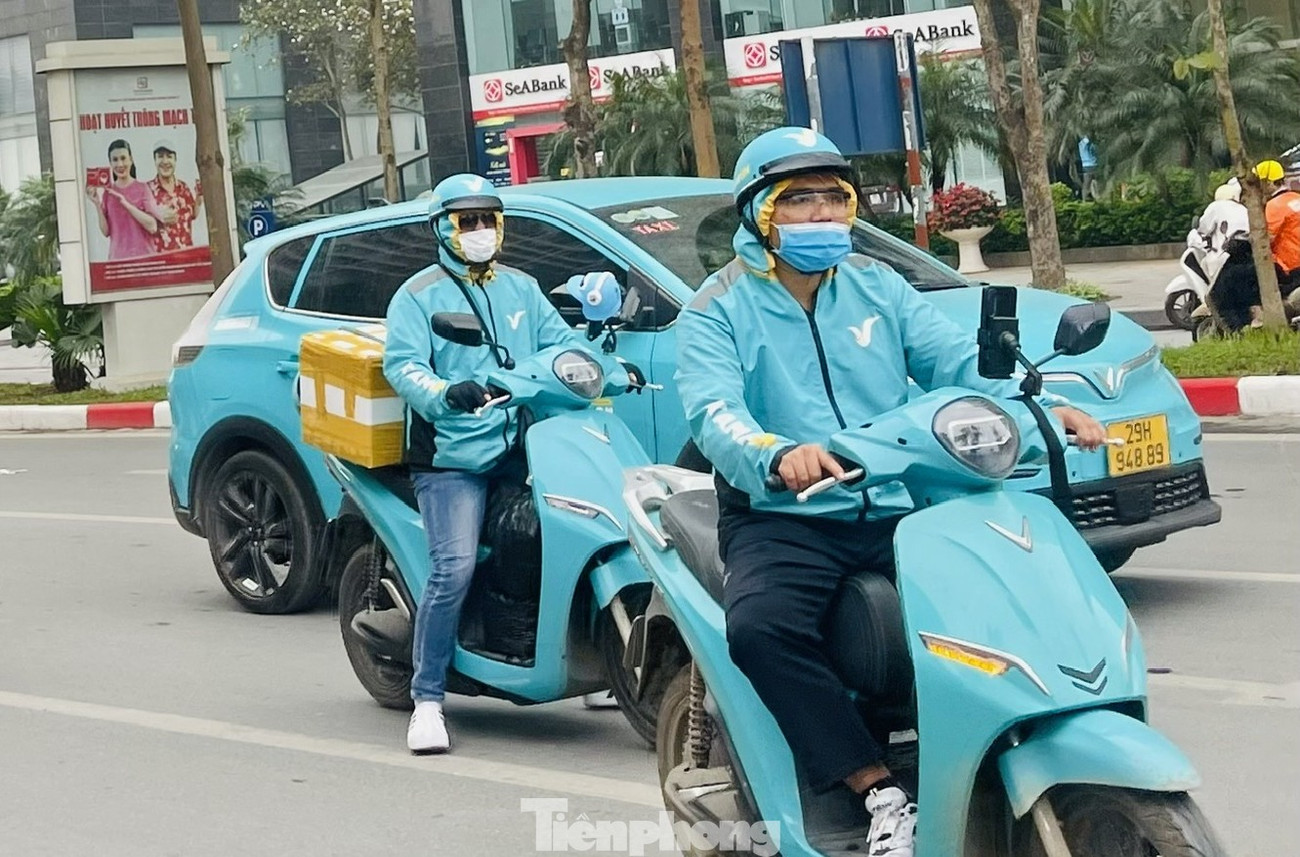 Xe máy điện và ô tô điện trên đường phố Hà Nội. Ảnh: Lộc Liên. xe-dien-6217-7537.png