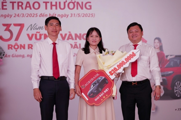 Gắn bó hơn 20 năm với Agribank, người phụ nữ được trao tặng xe ô tô Toyota trị giá 830 triệu đồng