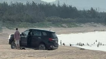 Lái ô tô xuống biển Đắk Lắk, tài xế bị phạt 5 triệu đồng và 2 điểm bằng lái