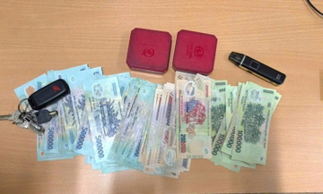 Bắt Ngô Đăng Phong, thu giữ hàng trăm triệu đồng cùng nhiều trang sức vàng