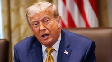 Ông Trump đe dọa áp thuế tới 200% với dược phẩm