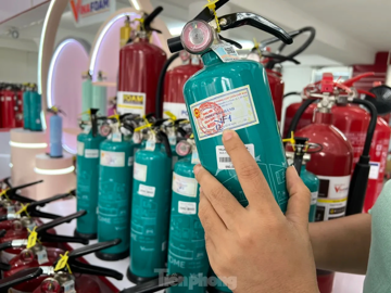 Thang dây, bình xịt, mặt nạ đắt hàng ở TPHCM: Cẩn trọng khi mua