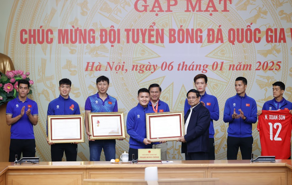 Cầu thủ nổi tiếng nhất nhì Việt Nam 3 lần được trao Huân chương Lao động, tuổi 28 giàu có và viên mãn - ảnh 2