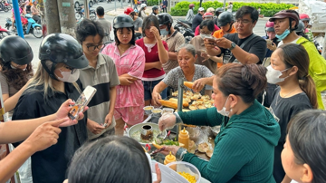 Bánh mì xốt gạch cua 'gây sốt' ở TP.HCM: Món lạ khiến khách chen chân nhau xếp hàng cả tiếng để mua