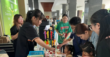 'Chất lừ' quà lưu niệm từ vỏ chai tái chế